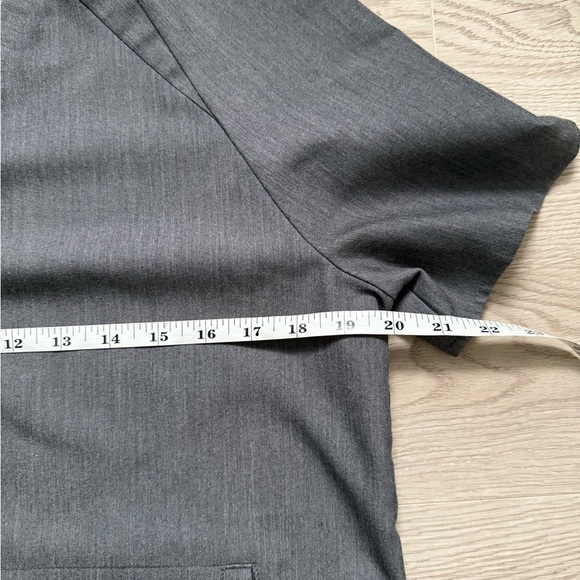 FIGS Womens Gray V Neck Scrub Top Size Small Classic Technical Collection - Picture 6 of 7